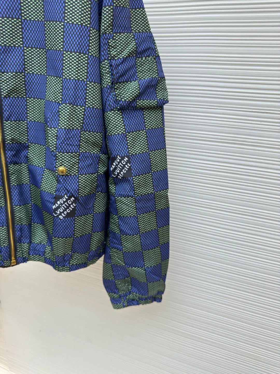 LOUIS VUITTON double-sided large checkerboard jacket ●Authentic product: Purchased and developed for 28500 ●Item number: 1680539-B70 ●Fabric: polyester fiber fabric ●Technology: Made on positioning cutting machine ●Version: Fitted version ●Weight: about 565 grams ●Size: S-M-L-XL ●Description: 100% recycled polyester fiber, double-sided design, with excellent windproof performance. Each side presents different brand elements. One side of the jacket is covered with a full-length Der jacquard texture, while the other side is plain and matte. The Der side is equipped with a flap, the Monogram side is equipped with selvage pockets, and a leather patch is embellished on the left chest, adding to the brand's unique style. From the 2025 spring and summer show, it interprets the Der plaid from a modern perspective, flipping it over to reveal the full-frame Monogram pattern. The aircraft-shaped metal zipper head is carefully engraved with brand elements, and its lightweight texture makes it easy to store. The overall wiring is straight and delicate, the fabric is comfortable and soft, and the color is consistent without color difference. It can be matched with the same style to create a fashionable look and control various occasions. Customized accessories, complete with three standards, same style for men and women!